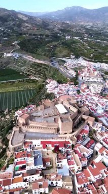 Salobrea Kalesi ve şehir manzarası, İspanya. Şatodan uzaktan çekilmiş bir video. Rahatlamak için bir yer..