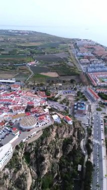 Salobrea, İspanya. Kıyı kasabasının klibi..