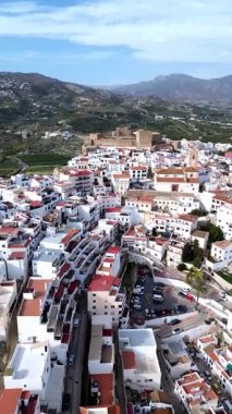 İspanya, Salobrea yakınlarındaki Velez Malaga yakınlarındaki tarihi şatosu ve dağları olan beyaz köyün havadan görünüşü.