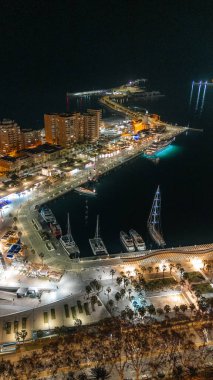 Geceleri aydınlanan Malaga limanının havadan görünüşü, İspanya.