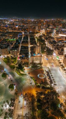 Geceleri Malaga şehrinin hava manzarası