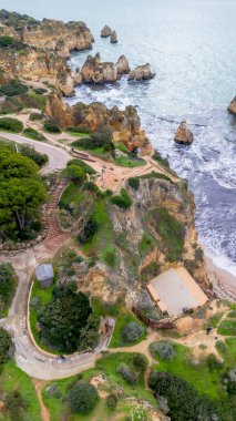 Uçurumlar, patikalar ve manzaralı Algarve kıyı şeridi manzarası. Seyahat, tatil ve doğa temalı projeler için mükemmel.