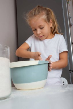 Çocuk pişirme, karıştırma malzemeleri, mutlu çocuk..