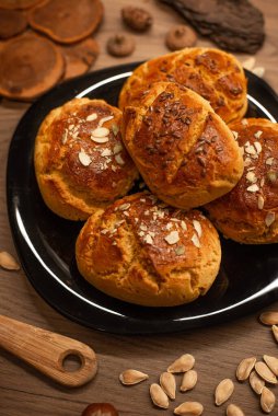 Tabakta ev yapımı balkabağı çörekleri