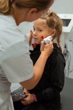 Genç bir kız güzellik salonunda estetik ameliyat oluyor..