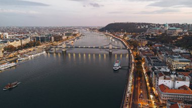 Tuna Nehri üzerindeki köprülerle Budapeşte 'nin akşam manzarası.