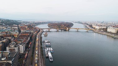Macaristan 'ın Budapeşte kentinin manzarasında Tuna Nehri, Margaret Köprüsü ve hareketli şehir hayatı yer alıyor..