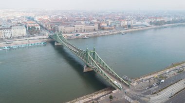 Budapeşte, Macaristan. Tuna Nehri üzerindeki Özgürlük Köprüsü.