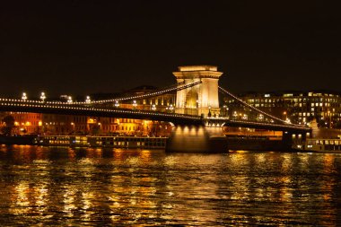 Budapeşte 'nin Zincir Köprüsü, Tuna Nehri' ni yansıtıyor.