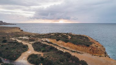 Bulutlu bir günde Malta 'daki Gozo adasının kıyı manzarası. Manzaralı seyahat hedefi.