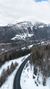 Karlı Alpler 'de kış yolu, manzaralı manzara..