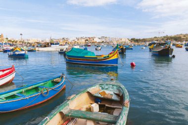 Marsaxlokk Limanı, Malta 'da canlı geleneksel Luzzu balıkçı tekneleri. Seyahat pazarlama, Akdeniz turizm broşürleri ve kültür mirası makaleleri için ideal.