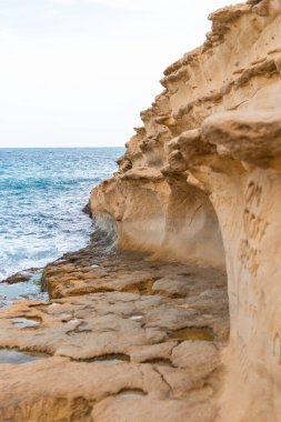Seyahat pazarınızı Maltas 'ın engebeli kumtaşı kıyı şeridinin çarpıcı manzarasıyla yükseltin..