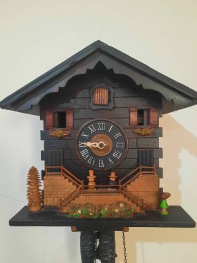 Geleneksel Oyulmuş Tahta Guguklu Saat