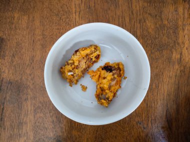 Tahtada Beyaz Kasede Kızarmış Gıda Parçaları