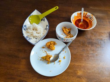 Kızarmış tavuk pilavı ve baharatlı acılı sos.