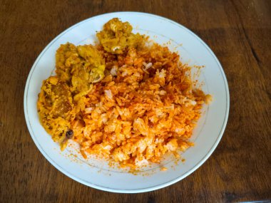 Baharatlı Tavuk ve Pirinç Tabağı Ahşap Masada