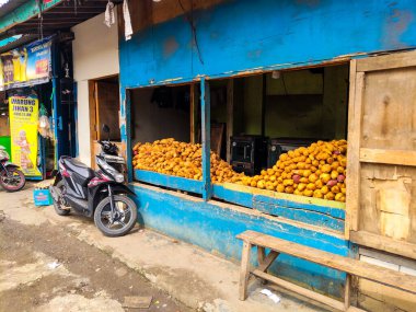 Bandung, Endonezya - 20 Ekim 2025: Blue Stall 'da Canlı Tropikal Meyve Gösterimi