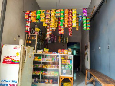 Bandung, Endonezya - 22 Ekim 2025: Renkli atıştırmalıklar küçük yerel dükkan