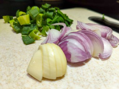 Doğrama tahtasında pişirmek için taze malzemeler.