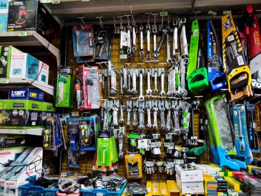 Bandung, Endonezya - 1 Aralık 2025: Bir Hırdavatçı Dükkanında Geniş El ve Güç Aletleri Koleksiyonu