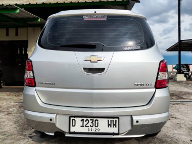 Bandung, Endonezya - 1 Aralık 2025: Modern gümüş Chevrolet Spin LTZ 'nin arka görünüşü
