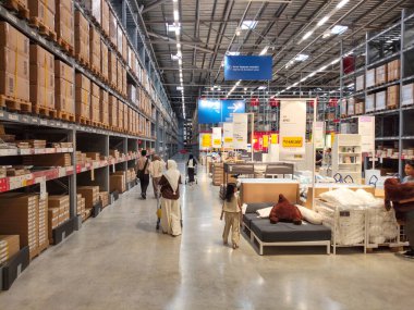 Bandung, Endonezya - 12 Aralık 2025: Kota Baru Parahyangan, Batı Bandung 'daki IKEA mağazasındaki depo bölümü