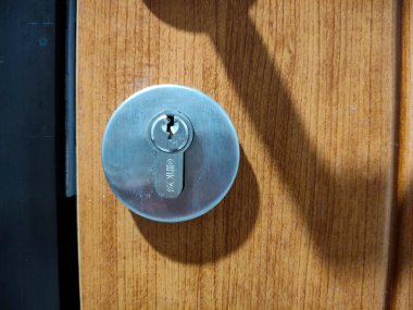 Tahta desenli kapıdaki anahtar deliğinin görüntüsünü kapat