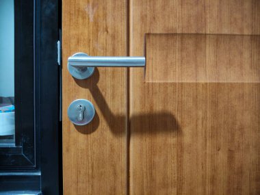 Kapı kolu ve anahtar deliğiyle ahşap desenli..