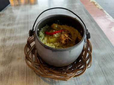 Geleneksel Endonezya yemekleri, tavadaki baharatlarla birlikte sulu pirinç.