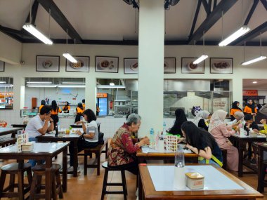 Bandung, Endonezya - 9 Ocak 2026: Bazı müşteriler Tjap Ajam restoranında yemeklerini yiyorlar