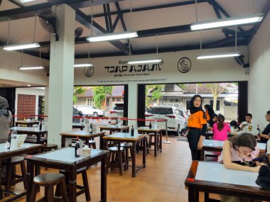 Bandung, Endonezya - 9 Ocak 2026: Her zaman müşterilerle meşgul olan japon restoranı