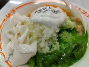 Tatlı olarak bir kase karışık buz.