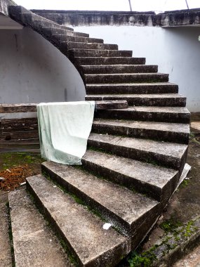 Tamamlanmamış bir bina projesinde eğimli merdiven tasarımı