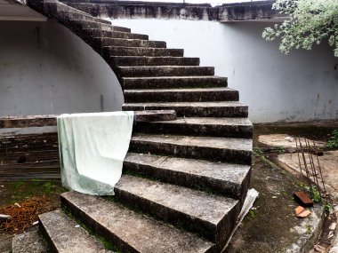 Tamamlanmamış bir bina projesinde eğimli merdiven tasarımı