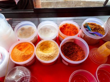 Çeşitli rengarenk toz baharatları