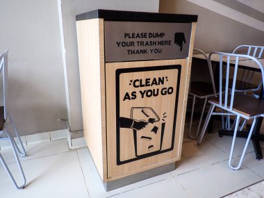 Fast food restoranlarında yemek artıkları için çöp kutusu.