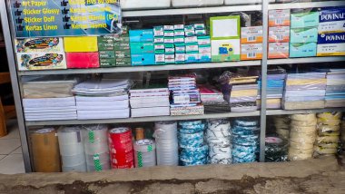 Bandung, Endonezya - 13 Ocak 2026: Kırtasiye ve ofis malzemelerinin bulunduğu cam bir vitrin.