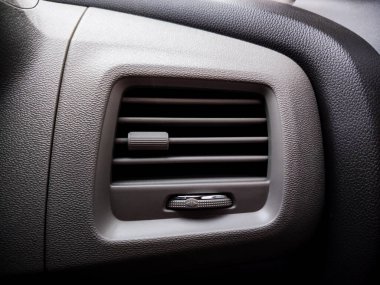 Araç havalandırma deliğinin yakın plan detayları.