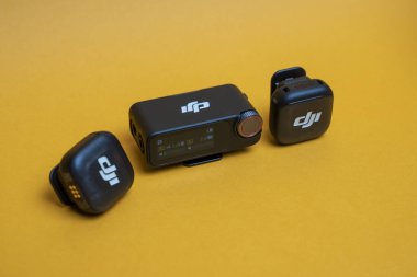 DJI Mic 3 kablosuz mikrofon sistemi, kompakt tasarımı ve yaratıcılar için hassas ses performansını ön plana çıkaran temiz ve modern bir stüdyo ortamında sergilenmektedir. Budapeşte Macaristan - 23. Kasım 2025