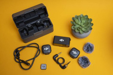DJI Mic 3 kablosuz mikrofon sistemi, kompakt tasarımı ve yaratıcılar için hassas ses performansını ön plana çıkaran temiz ve modern bir stüdyo ortamında sergilenmektedir. Budapeşte Macaristan - 23. Kasım 2025