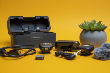 DJI Mic 3 kablosuz mikrofon sistemi, kompakt tasarımı ve yaratıcılar için hassas ses performansını ön plana çıkaran temiz ve modern bir stüdyo ortamında sergilenmektedir. Budapeşte Macaristan - 23. Kasım 2025