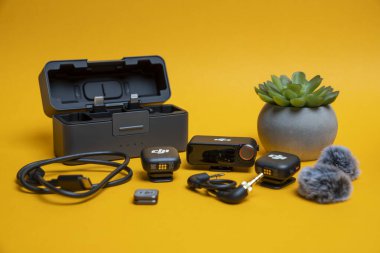 DJI Mic 3 kablosuz mikrofon sistemi, kompakt tasarımı ve yaratıcılar için hassas ses performansını ön plana çıkaran temiz ve modern bir stüdyo ortamında sergilenmektedir. Budapeşte Macaristan - 23. Kasım 2025