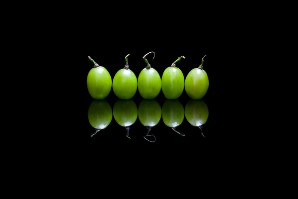 Cinco uvas em preto — Fotografia de Stock