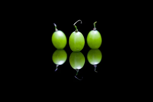 Três uvas verdes em um fundo brilhante — Fotografia de Stock