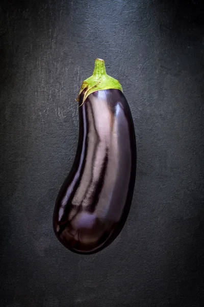 Aubergine auf schiefergrauem Hintergrund — Stockfoto