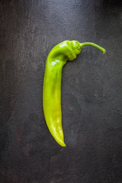 Groene peper op leisteen — Stockfoto