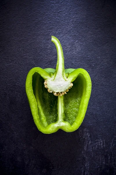 Sección transversal de un pimiento verde en bacground oscuro —  Fotos de Stock