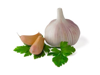 Beyaz arka planda olgun sarımsak