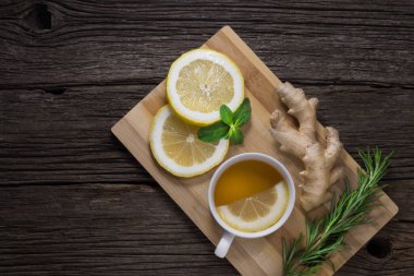 Taze, sağlıklı zencefilli çay ve yeşil nane ve biberiyeli olgun limon.